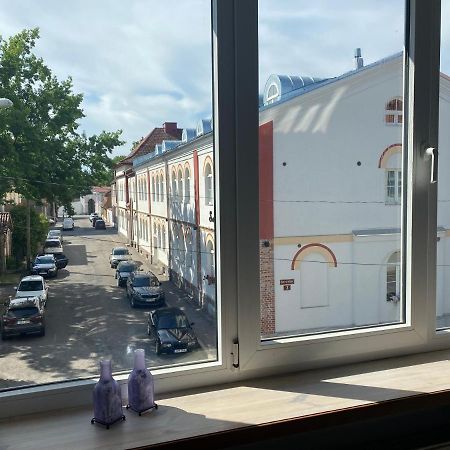 Ohtu Poik 4 City Center Apartment Parnu Bagian luar foto